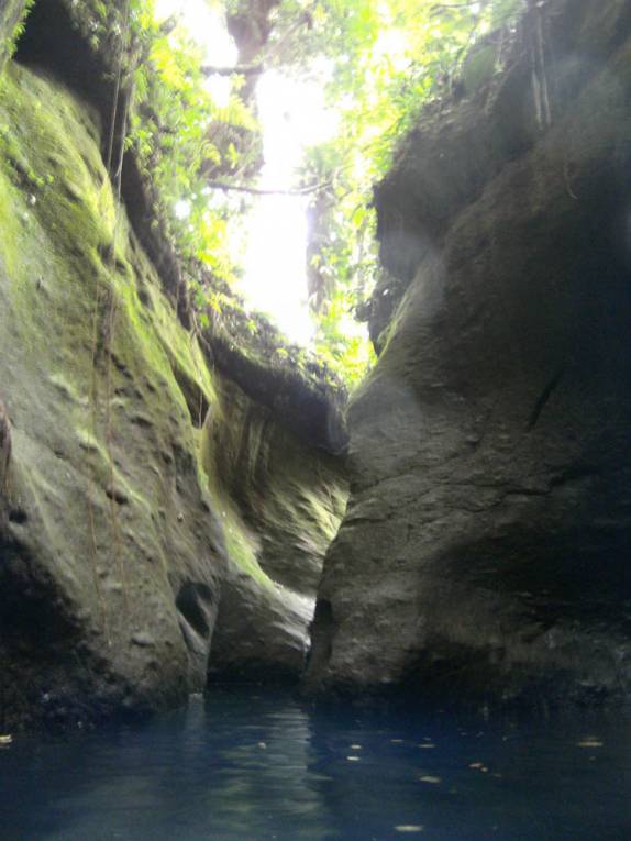 Um estreito e sombrio canyon semi-submerso, assim é o maravilhoso Titou Gorge, no Trois Pitons National Park, em Dominica, no Caribe